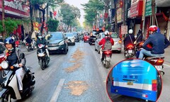 Hà Nội: CSGT nhanh chóng xử lý vết dầu máy loang trên đường trong giờ cao điểm