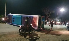 Điều tra nguyên nhân vụ lật xe chở công nhân ở Tây Ninh, hơn 10 người nhập viện