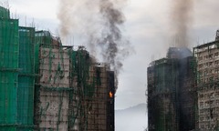 Thảm kịch cháy chung cư ở Hong Kong (Trung Quốc): Lửa vẫn âm ỉ sau 24 giờ
