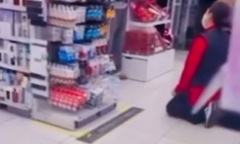 Nữ nhân viên cửa hàng bị phụ huynh ép quỳ xin lỗi vì nhắc nhở trẻ con gây dậy sóng mạng xã hội