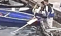 Clip: Thông minh nhanh trí, hai cậu bé giúp bé gái đuối nước thoát nạn