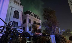 Cháy biệt thự ở Hà Nội, khói bốc nghi ngút