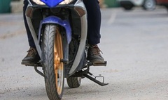 Đi xe máy không gạt chân chống bị phạt bao nhiêu tiền?