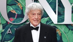 Nhà viết kịch lừng danh qua đời ở nhà riêng