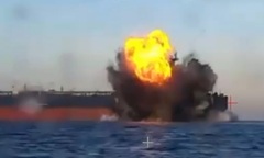 Clip: Hai tàu chở dầu bị xuồng không người lái của Ukraine tấn công trên Biển Đen 