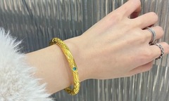 Người đàn ông trộm vàng của bạn gái để mua quà kỷ niệm 1 năm yêu nhau và trả nợ