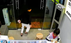Clip: Nam thanh niên giả làm khách mua hàng rồi ôm điện thoại bỏ chạy trong tích tắc