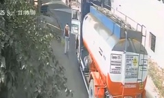 Clip: Vừa bước xuống xe bồn, người đàn ông bị tông tử vong thương tâm