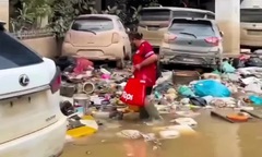 Khung cảnh tan hoang tại Thái Lan sau khi lũ rút