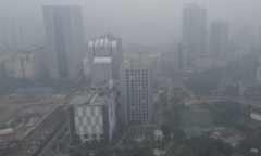 Không khí Hà Nội ô nhiễm nặng: Bác sĩ khuyến cáo gì với trẻ nhỏ và người già?