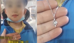Bé trai 8 tuổi cắt dây chuyền vàng nặng 8 gram của mẹ thành  "hạt vàng " tặng bạn cùng lớp