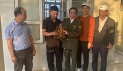 Người đàn ông phát hiện con vật quý hiếm, bò  "lổm ngổm " trong vườn nhà