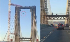 Nhà vệ sinh di động rơi xuống cao tốc, nhiều tài xế thoát chết trong gang tấc