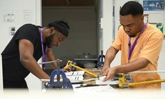 Giới trẻ Anh  "quay xe " sang học nghề lao động phổ thông vì lo ngại AI cướp việc