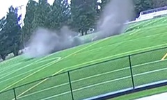 Clip: Khiếp hãi hố tử thần khổng lồ bất ngờ xuất hiện, nuốt chửng một phần sân bóng đá trong tích tắc