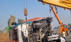 Xe tải chạy ngược chiều gây tai nạn liên hoàn, 4 người thiệt mạng