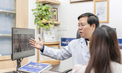 Cô gái trẻ đỏ rát kín mặt vì ô nhiễm không khí, cảnh báo bệnh da liễu tăng mạnh