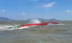 Sà lan lật úp ở biển Vũng Tàu, 3 thuyền viên may mắn sống sót