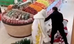Clip: Khoảnh khắc 2  "ông già Noel " lao vào ẩu đả dữ dội trong siêu thị, người xung quanh sửng sốt 