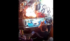 Clip: Điện thoại bốc cháy dữ dội như bom nổ, thợ sửa  "bỏ của chạy lấy người "
