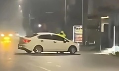 Clip: Tài xế ô tô vi phạm nồng độ cồn, hất văng CSGT lên nắp capo bỏ chạy