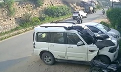 Clip: Xe đầu kéo mất lái đã đâm xuyên lan can cao tốc, rơi xuống đường dưới đè trúng máy cày