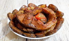 Vì sao cá kho ngon hơn khi nấu hai lửa?