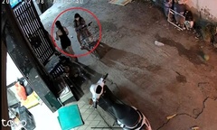 Bé 5 tuổi nghi bị 2  "cô gái xinh đẹp " cướp bông tai vàng khi chơi trước nhà