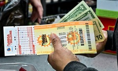 Nam công nhân trúng số độc đắc 4,3 tỷ đồng, cả gia đình lo sợ bị cướp, cắt liên lạc, bỏ trốn khỏi nhà