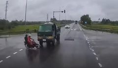 Vượt đèn đỏ, xe máy lao vào ô tô tải, 2 người thương vong: Camera ghi lại gì?