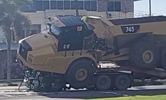 Clip: Xe ben hạng nặng được chở phía sau bất ngờ trôi về phía trước, đè bẹp khoang lái xe đầu kéo, 2 người tử vong