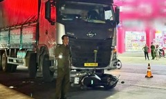 Xe máy va chạm với xe tải, bé 2 tuổi tử vong thương tâm