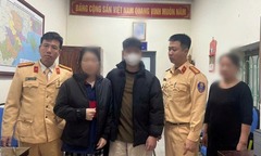 Hai sĩ quan cảnh sát lao xuống nước cứu người phụ nữ nhảy cầu