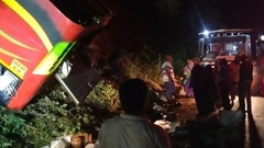 Clip: Hiện trường vụ xe buýt lật trên đường đèo, 9 người thiệt mạng