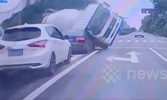 Clip: Xe bồn bất ngờ mất cân bằng, lật nhào ngay tại ngã tư, đè trúng Audi A6 dừng đèn đỏ