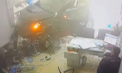 Clip: Ô tô bất ngờ mất kiểm soát, đâm vỡ cửa kính, lao thẳng vào bên trong một cửa hàng