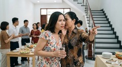Tiệc tân gia đang vui vẻ, người họ hàng ghé tai nói một câu khiến tôi vừa giận tím mặt vừa lo sốt vó