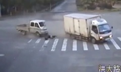 Clip: Không thắt dây an toàn, người phụ nữ bị hất văng khỏi cabin xe tải sau cú va chạm