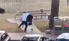 Người đàn ông dũng cảm lao đến tước vũ khí của nghi phạm xả súng trên bãi biển ở Australia