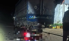 Xe máy tông vào xe tải đỗ bên đường, 3 người tử vong
