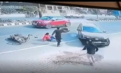 Clip: Đâm trúng người đi xe máy, 2 tài xế ô tô phóng xe bỏ chạy