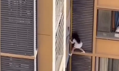 Thót tim cảnh người phụ nữ đu mình bên ngoài tầng 10 của một tòa chung cư, nghi bị bắt quả tang ngoại tình