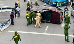 Điều tra vụ ô tô Santa Fe lật nghiêng giữa Ngã Tư Sở sau cú va chạm