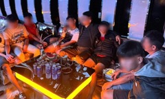 Bắt quả tang 7 nam thanh niên "mở tiệc ma túy " trong quán bar