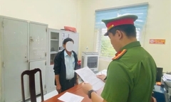 Bắt tạm giam người đàn ông ném gạch vào nhóm trẻ, khiến một bé trai thương tích nặng ở vùng mặt