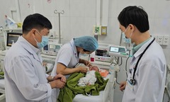 Bé gái sơ sinh bị vùi trong vườn cao su được nhận nuôi