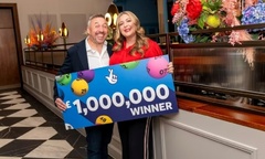 Cặp đôi người Anh khiến  "dân tình xin vía " khi trúng độc đắc 2 lần trong 7 năm