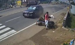 Clip: Ô tô "húc bay " người đi xe máy lên không trung, nạn nhân rơi xuống đường bất động