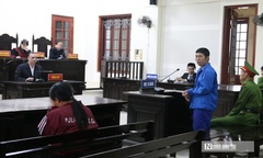 Người vợ khóc nghẹn trong phiên tòa xét xử kẻ gây tội ác với chồng mình