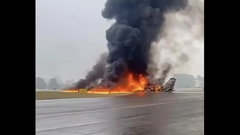 Clip: Kinh hoàng máy bay Mỹ bất ngờ lao xuống đất rồi phát nổ, toàn bộ hành khách thiệt mạng